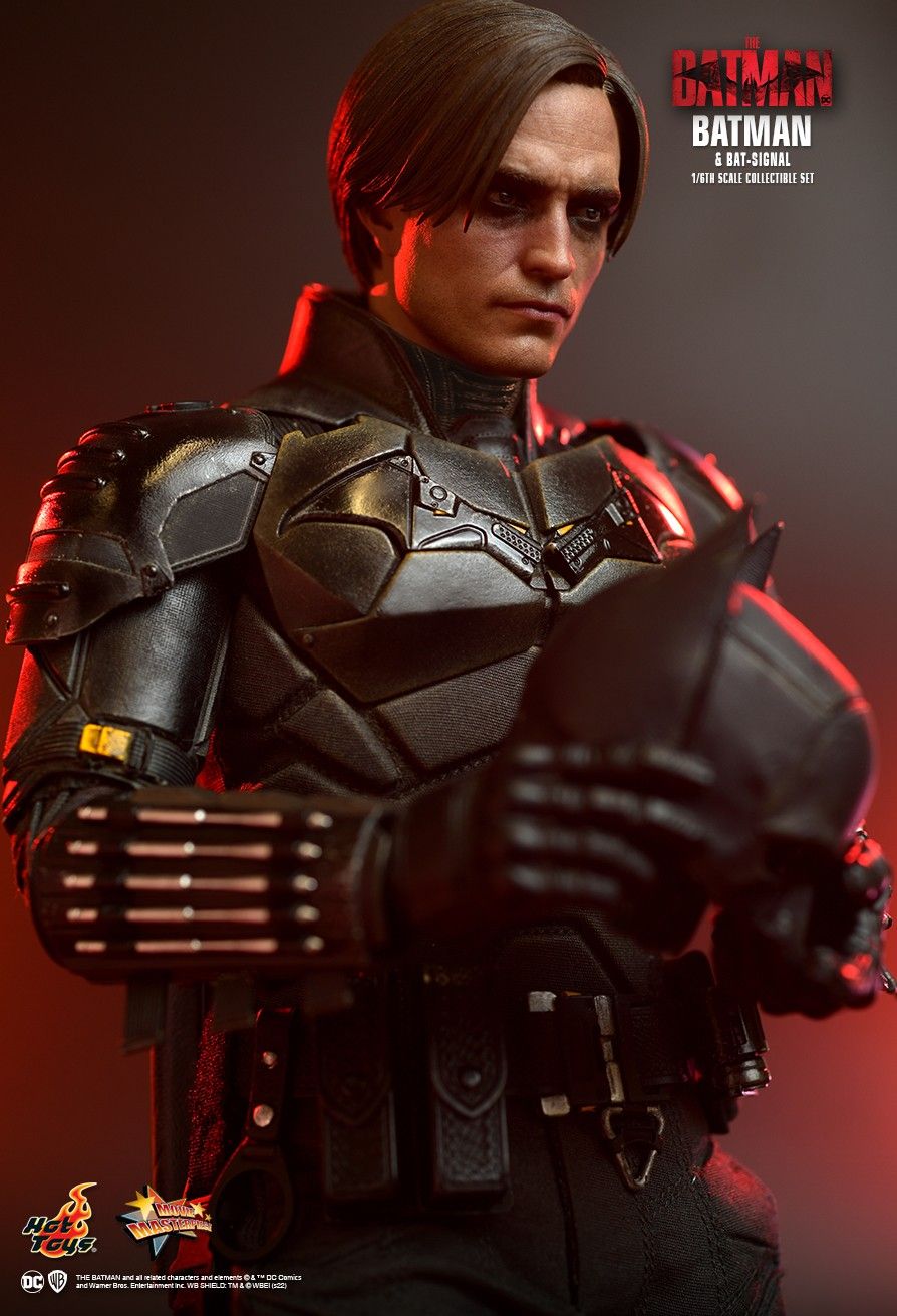 Hot Toys The Batman Batman and Bat Signal