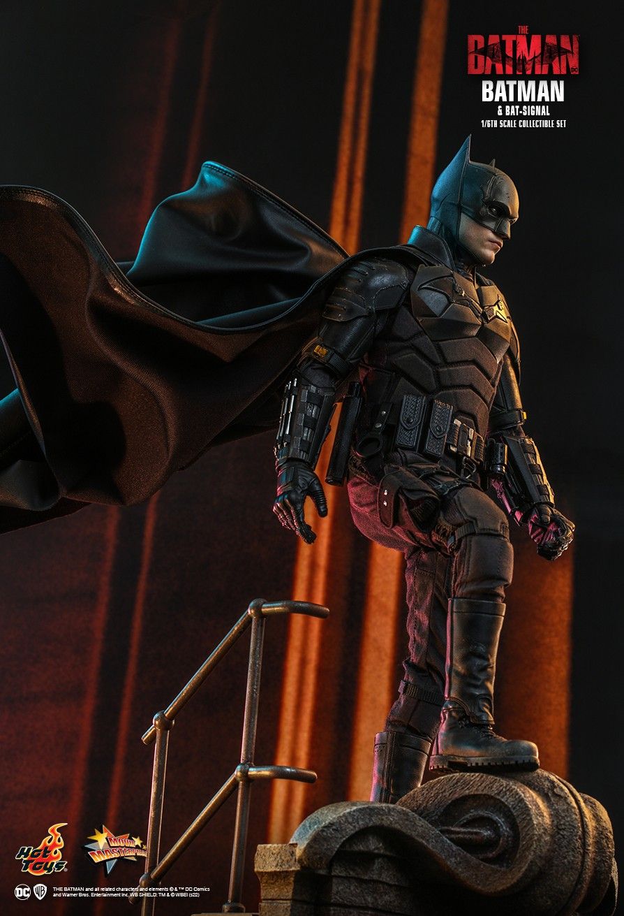 Hot Toys The Batman Batman and Bat Signal